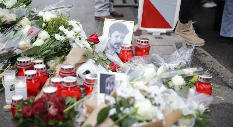 Saraybosnalı öğrenciler, tramvay kazasında hayatını kaybeden üniversite öğrencisini andı