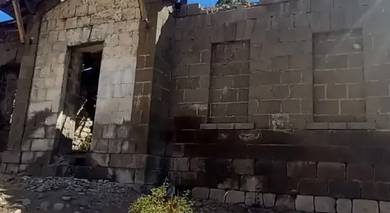 Sarıkamış’ın Kurbançayır köyünde Rus döneminden kalan eski okul binası tarihî hafızayı yaşatıyor
