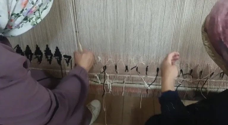 Sarıkamış’ta ilmek ilmek umut: Bardız kilimi kadın emeğini öğrenci bursuna dönüştürüyor