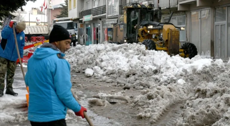 Sarıkamış’ta kar kamyonlarla şehir dışına taşınıyor