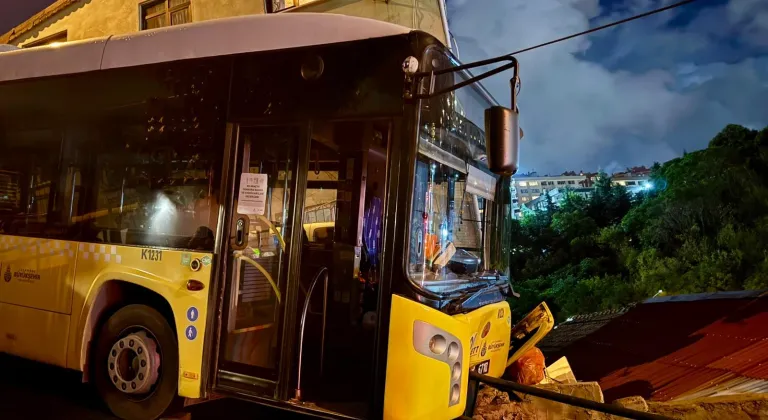 Sarıyer'de kontrolden çıkan İETT otobüsü bariyerlere çarptı