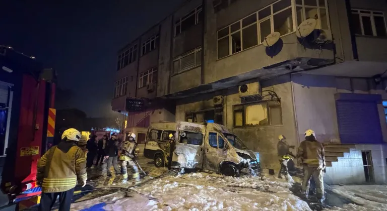 Sarıyer'de park halindeyken alev alan okul servisi kullanılamaz hale geldi