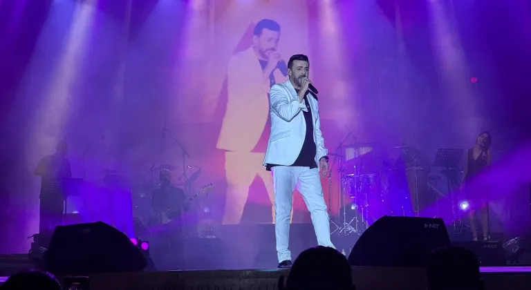 Şarkıcı Burak Kut Kahramanmaraş'taki uluslararası fuarda sahne aldı