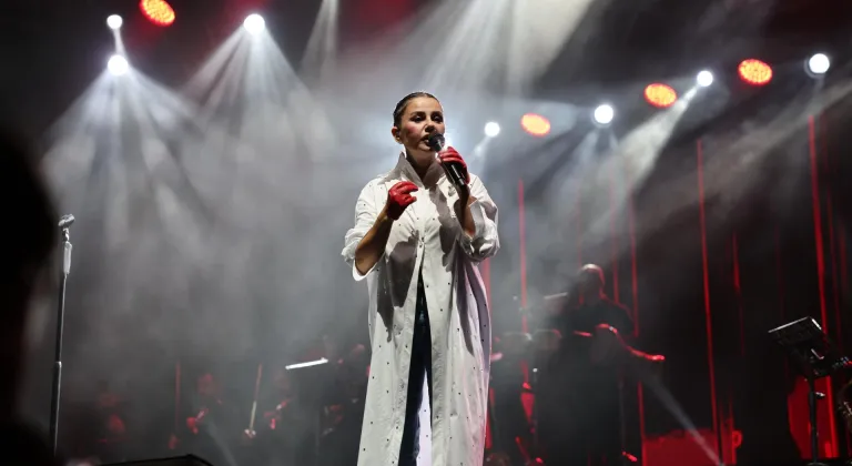 Şarkıcı Merve Özbey Osmancık'ta konser verdi