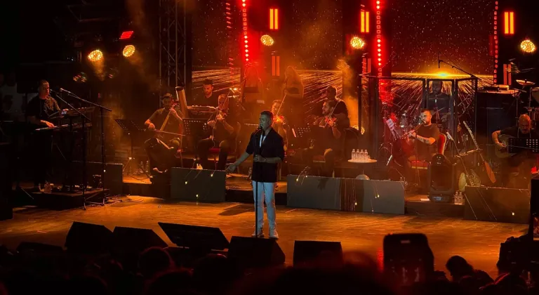 Şarkıcı Özcan Deniz, Bursa'da konser verdi