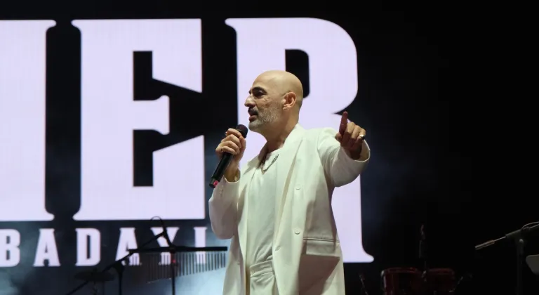 Şarkıcı Soner Sarıkabadayı Çorum Hitit Fuarı'nda konser verdi