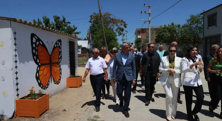Saros Körfezi'ne kıyı sahil köyü renklendi
