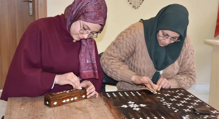 Sedef işlemeciliği Gaziantepli kadınların elinde geleceğe taşınıyor
