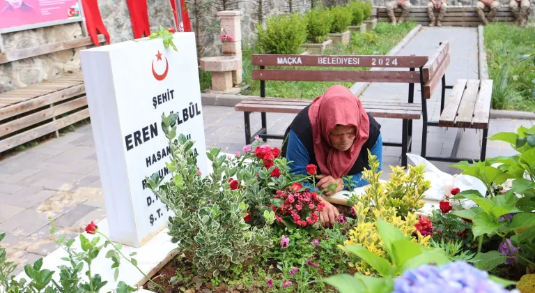 Şehit Eren Bülbül şehadetinin 9. yılında mezarı başında anıldı