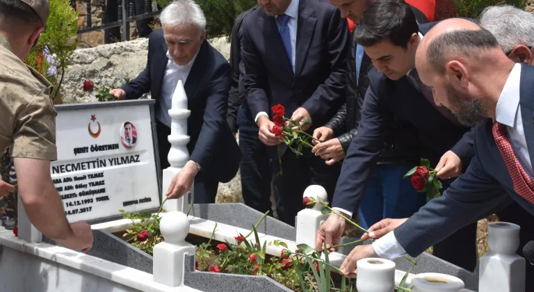 Şehit öğretmen Necmettin Yılmaz Gümüşhane'deki kabri başında anıldı