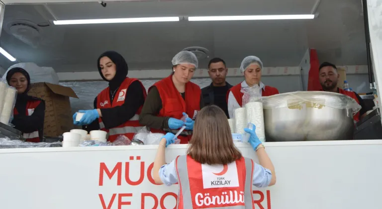 Selden etkilenen Havza'da Türk Kızılay görevlilerle selzedelere sıcak yemek dağıtıyor