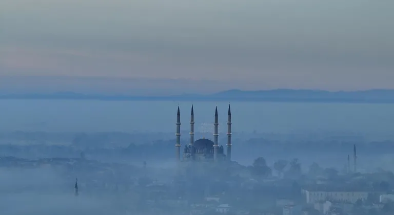 Selimiye Camisi sis bulutu içerisinde kaldı