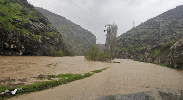 Şemdinli-Derecik kara yolu derenin taşması sonucu kapandı