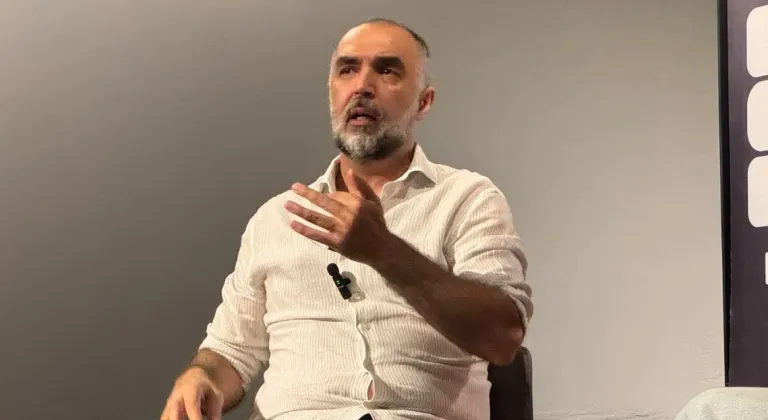Senarist Ethem Özışık, Beyoğlu'nda genç sinemacılarla bir araya geldi: