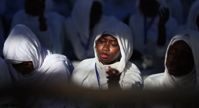 Senegal’de Layene tarikatı mensupları “beyazlar” içinde birlik mesajı için toplandı