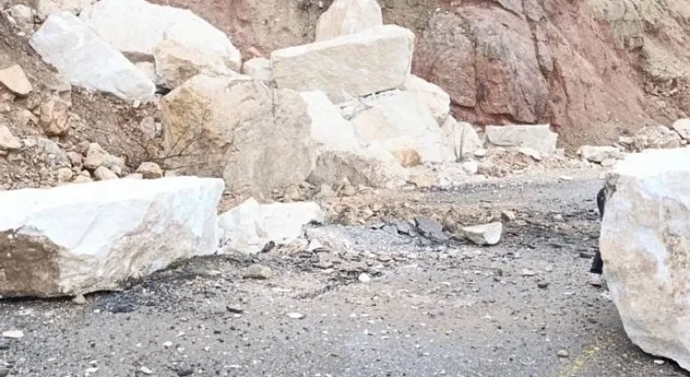 Siirt'te heyelan nedeniyle kapanan köy yolları ulaşıma açıldı