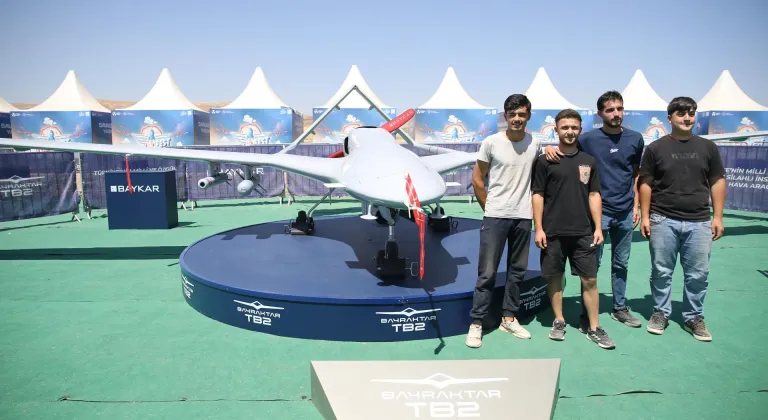 Siirt'teki "TEKNOFEST Savaşan İHA Yarışması"nda sergilenen Bayraktar TB2 ilgi görüyor