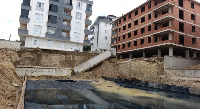 Sinop'ta bir binanın istinat duvarı çöktü