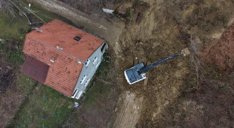 Sinop'ta heyelan nedeniyle kapanan köy yolu yeniden ulaşıma açıldı