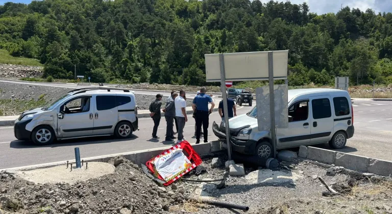Sinop'ta iki aracın çarpıştığı kazada 4 kişi yaralandı