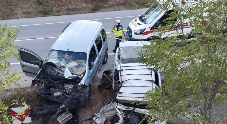 Sinop'ta otomobille hafif ticari aracın çarpıştığı kazada 1 kişi öldü, 5 kişi yaralandı