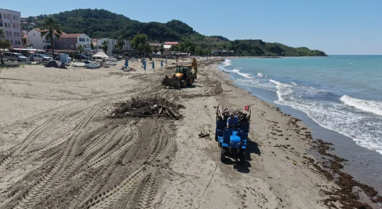 Sinop'ta sağanağın ardından kirlenen sahilde temizlik çalışması başlatıldı