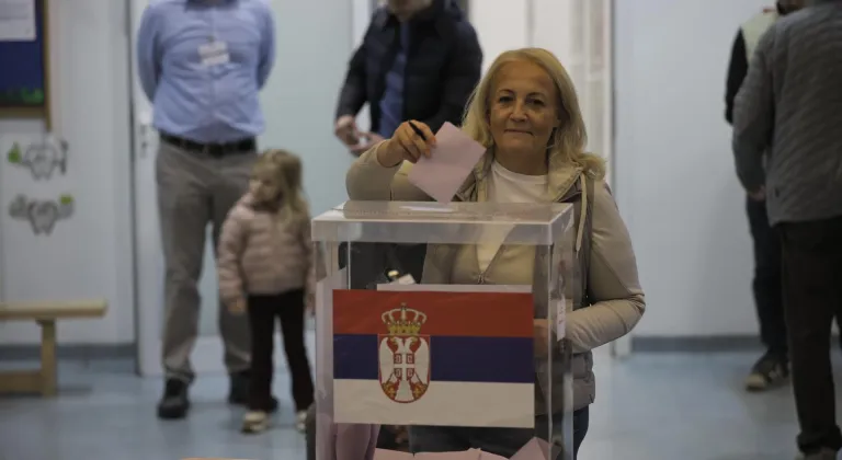 Sırbistan'daki erken genel seçimde oy verme işlemi başladı