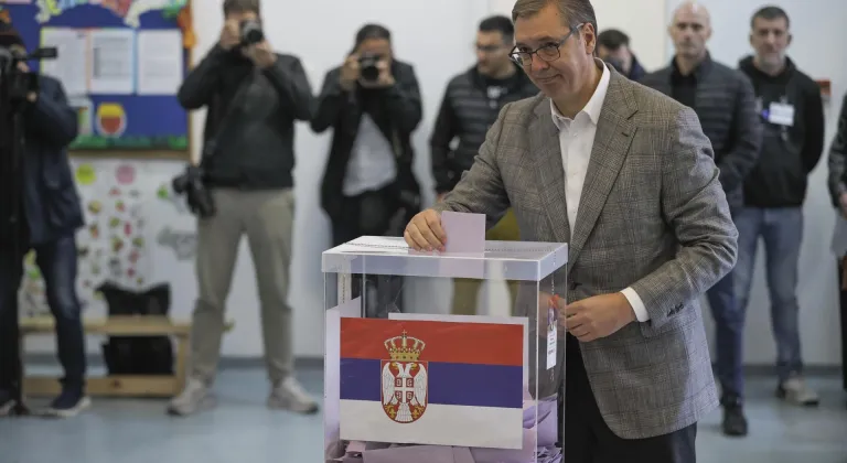 Sırbistan'daki erken genel seçimde parti temsilcileri de oylarını kullandı