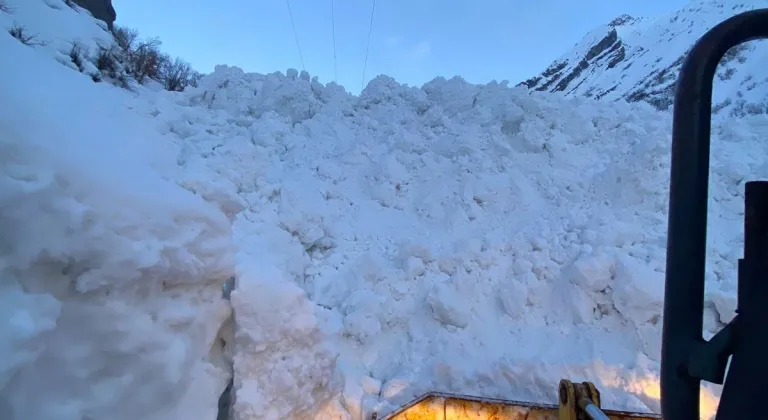 Şırnak'ta çığ düşmesi sonucu grup köy yolu ulaşıma kapandı