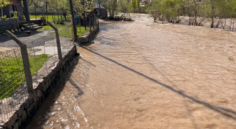 Şırnak'ta Habur çayı taştı, evleri su bastı