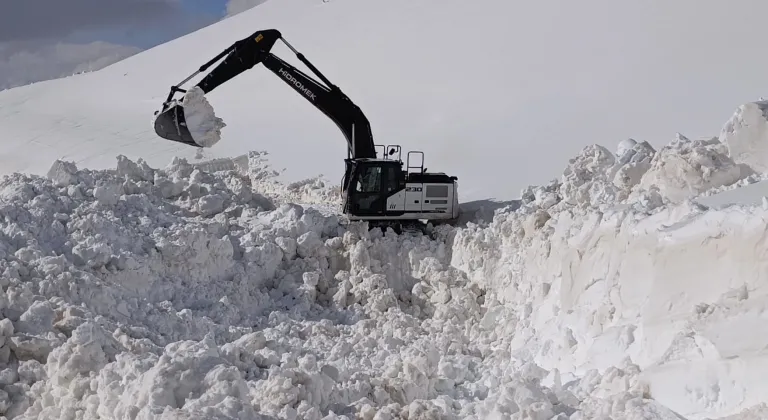 Şırnak'ta kar kalınlığının 5 metreye ulaştığı Faraşin Yaylası'nın yolu ulaşıma açıldı