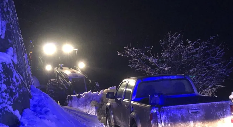 Şırnak'ta yolu kardan kapanan köyde mahsur kalan hasta çocuk hastaneye ulaştırıldı