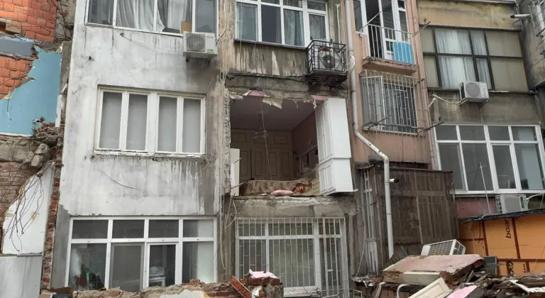 Şişli'de bir dairenin odasının duvarı yıkıldı