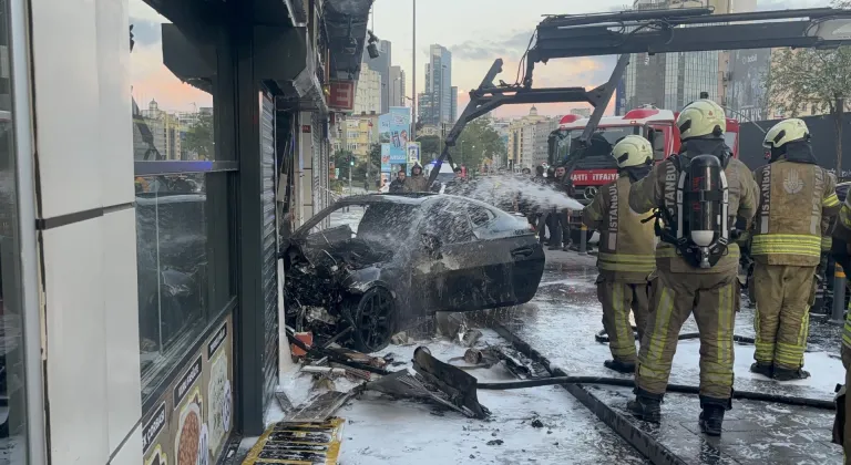 Şişli'de otomobilin iş yerine girmesi sonucu çıkan yangında 2 kişi yaralandı