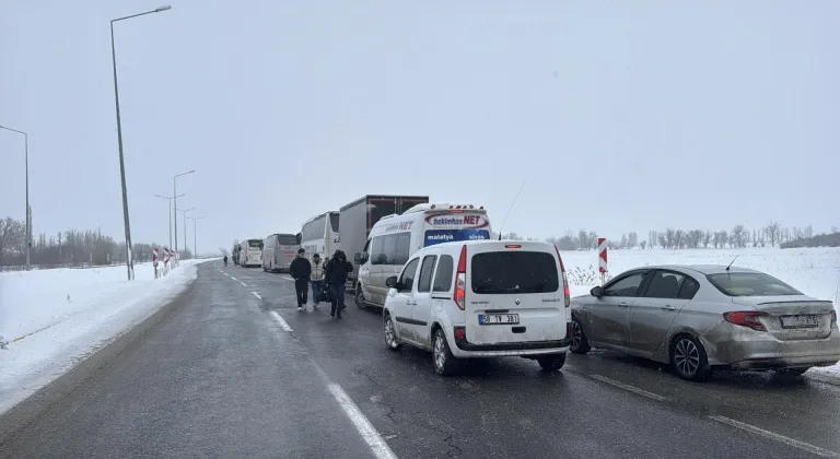 Sivas-Malatya kara yolu kar ve tipi nedeniyle ulaşıma kapandı