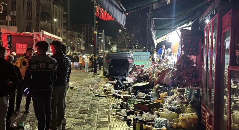 Sivas'ta devrilen otomobilin çarptığı 2 iş yerinde hasar oluştu