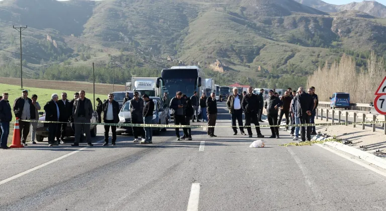 Sivas'ta devrilen tırın sürücüsü yaralandı