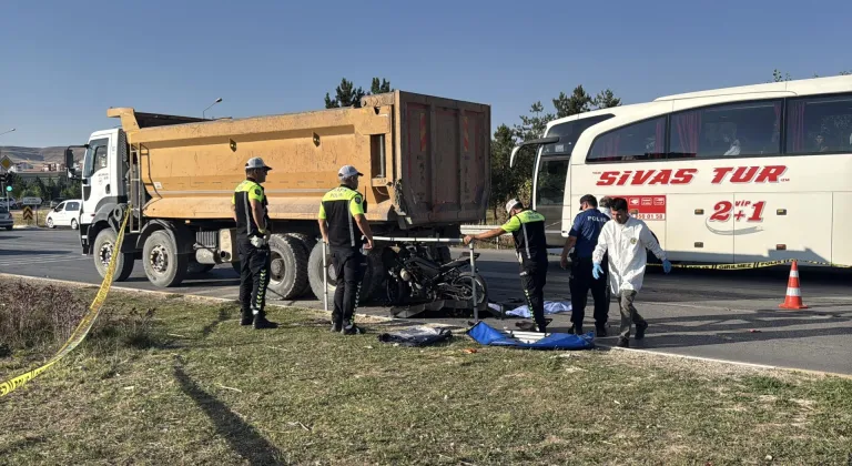 Sivas’ta kamyona çarpan motosiklet sürücüsü öldü