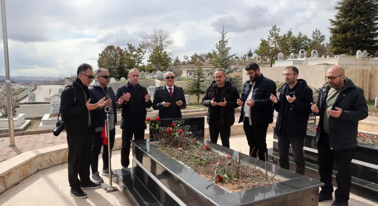 Sivas'ta meslektaşları gazeteci İsmail Güneş'i kabri başında andı