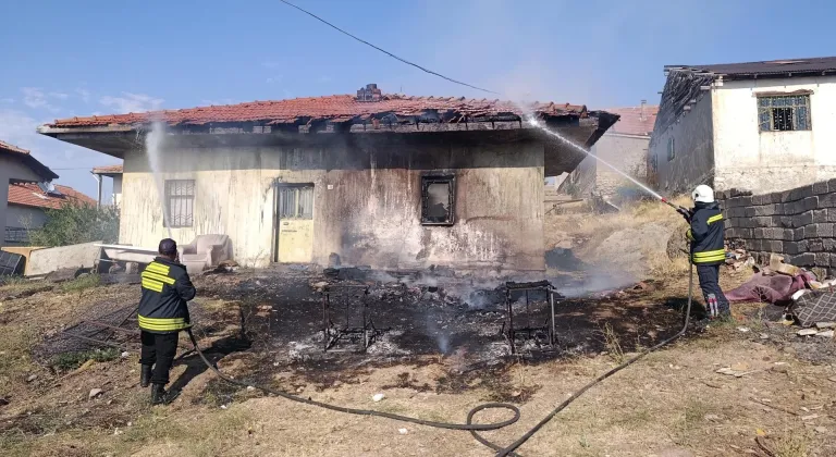 Sivas'ta müstakil evde çıkan yangında 1 kişi dumandan etkilendi