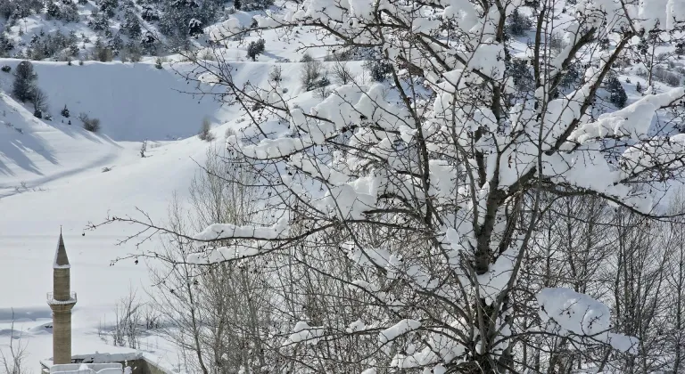 Sivas'ta Pusat-Özen Barajı'nın yüzeyi buz tuttu