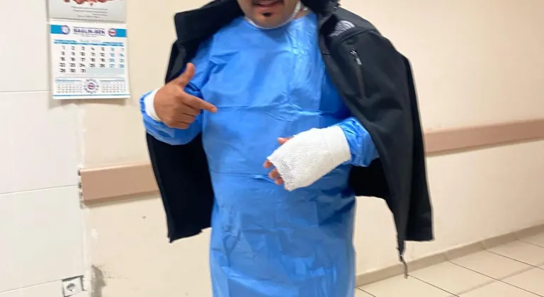 Sivas'ta soğuk havayı test etmek isteyen esnaf, havaya savurduğu sıcak suyla kendini yaktı