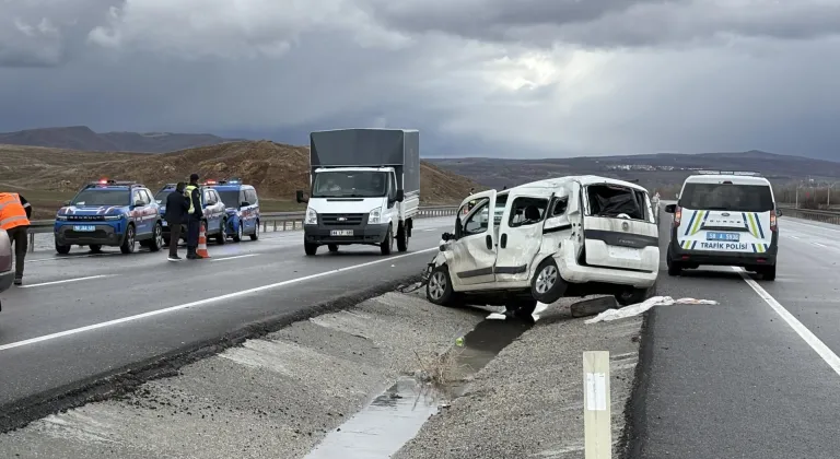 Sivas'ta tır ile hafif ticari aracın çarpıştığı kazada 1 kişi ağır yaralandı
