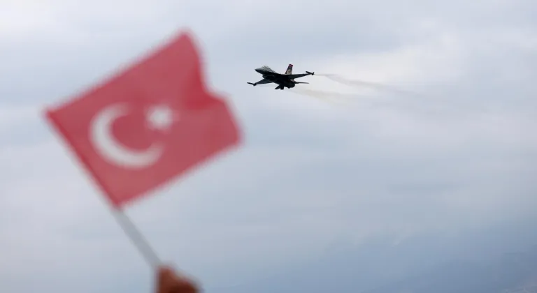 SOLOTÜRK, Antalya'da gösteri uçuşu yaptı