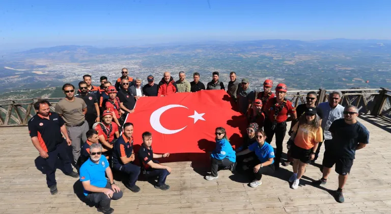 Spil Dağı zirvesindeki Türk bayrağı 15 Temmuz dolayısıyla yenilendi