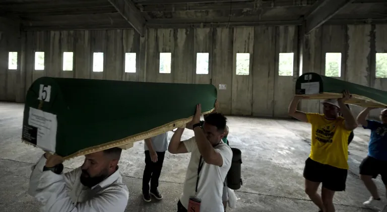 Srebrenitsa'daki soykırım kurbanlarından 10'unun cenazesi defnedilecekleri anıt mezarlığa taşındı