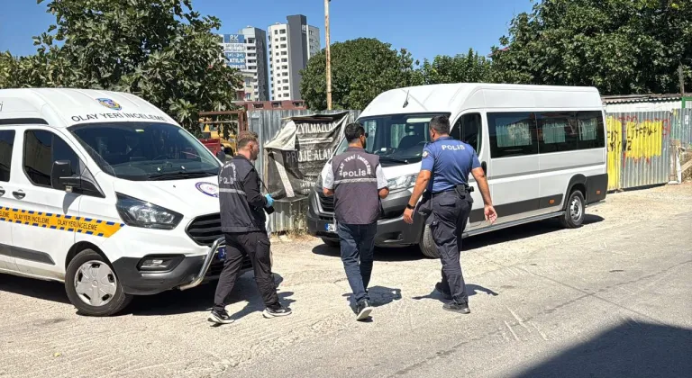 Sultanbeyli'de çelik çatının altında kalan 2 işçi yaralandı