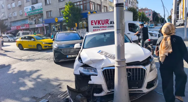 Sultangazi'de iki otomobilin çarpıştığı kaza güvenlik kamerasında