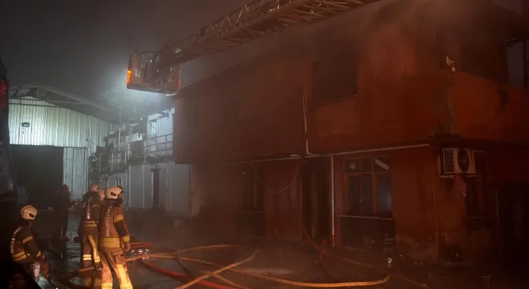 Sultangazi'de trafoda başlayıp kömür deposuna sıçrayan yangın söndürüldü