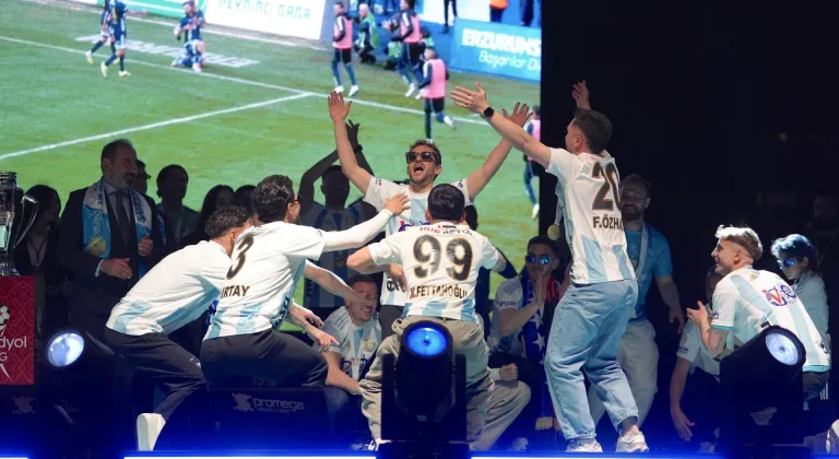 Süper Lig'e yükselen Erzurumspor FK, şampiyonluk kupasını aldı